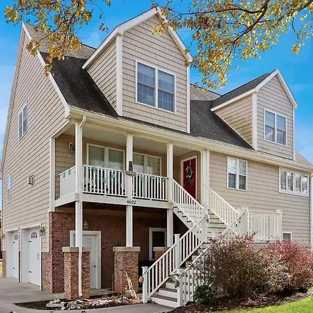 Mainstay - Outdoor Shower & Multiple Balconies!